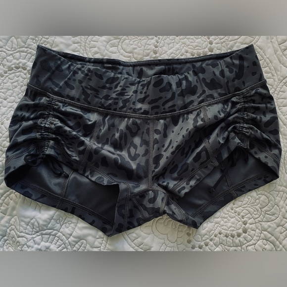 Lululemon Hot Hot Short size 6 - Picture 12 of 13
